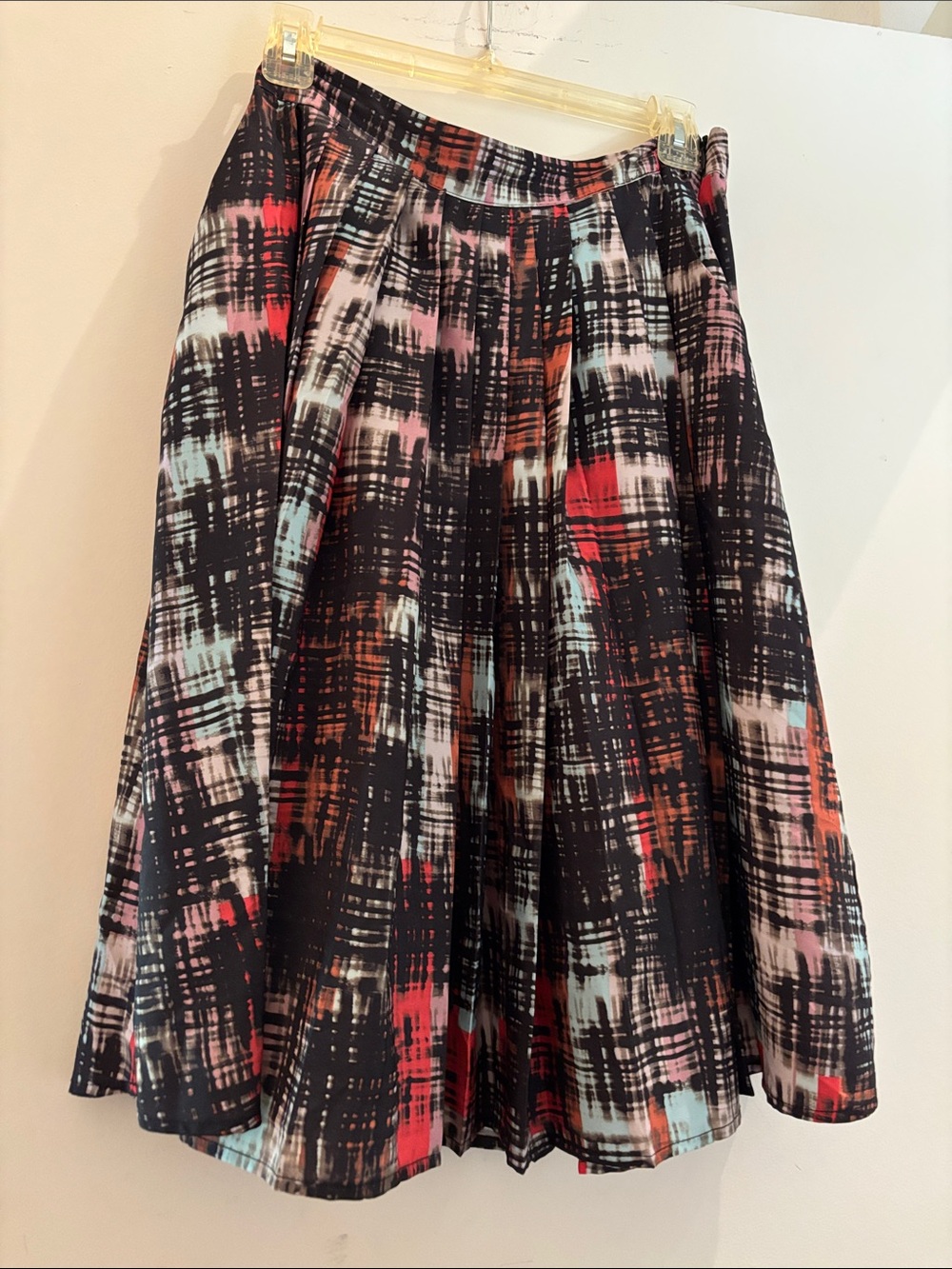 Fynn & Rose size 2 Abstract Plaid A-Line Skirt in Black and Red